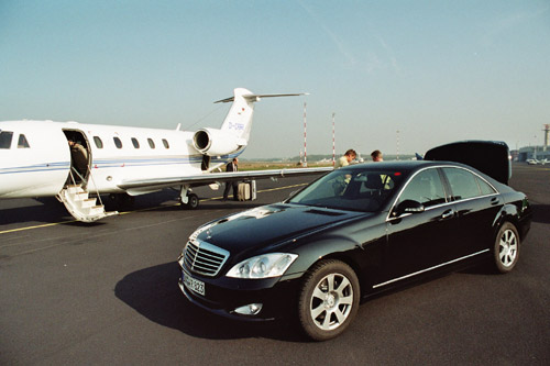 Chauffeur mit Fahrzeug am Flughafen